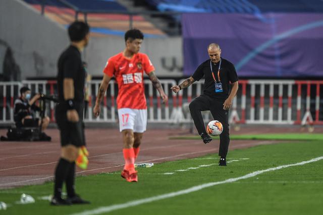 76人在主场大逆转，中场演出不幸遭嘘声